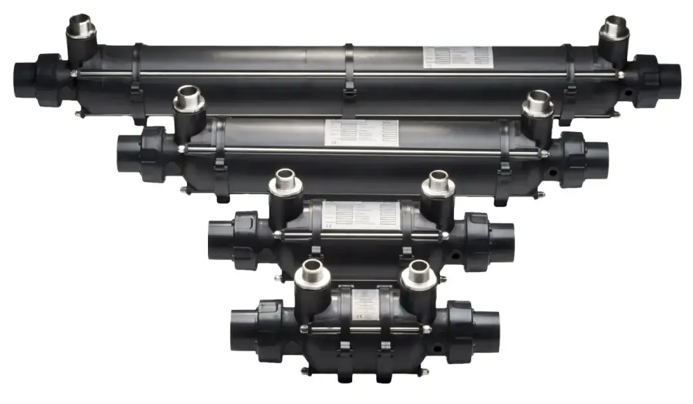 Svart plast värmeväxlare med gängade kopplingar i rostfritt stål